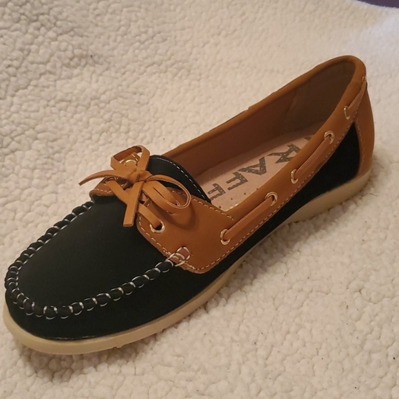 Tan/Black Sperry type shoes - Picture 3 of 7
